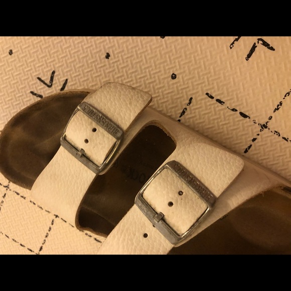 Birkenstock’s white leather slides - Picture 7 of 10
